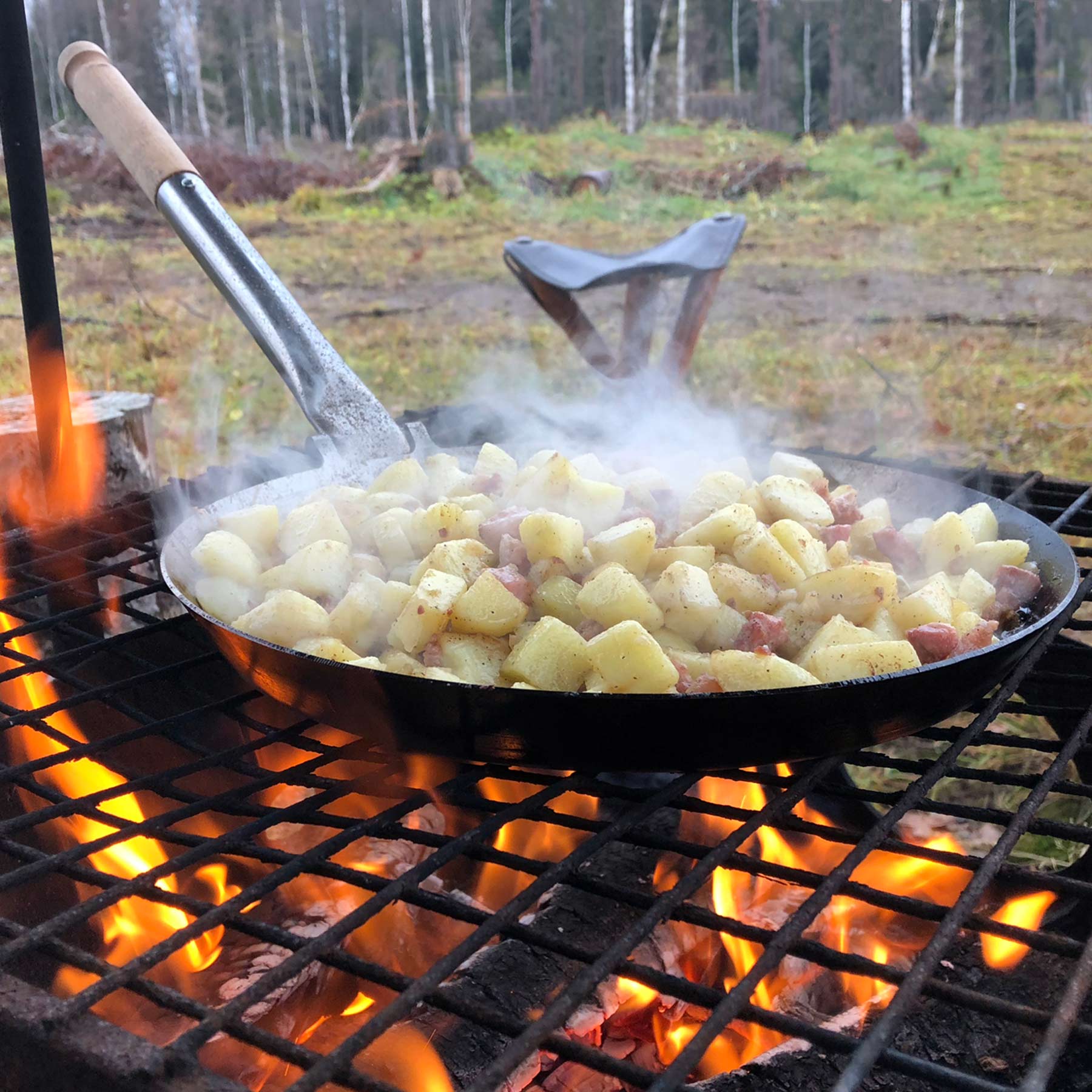 PRODUKTION AV JÄGARSTEKPANNOR I FULL GÅNG